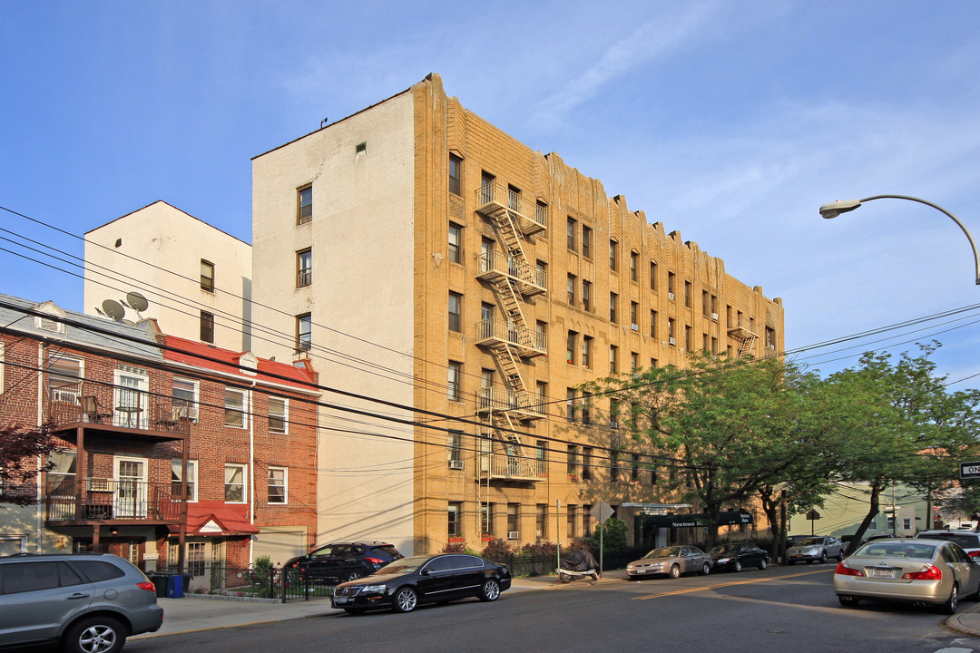 Newtown Manor in Long Island City, NY - Building Photo