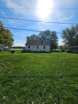 28243 W Fox River Rd in Cary, IL - Building Photo