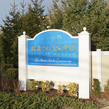 Seasons at East Meadow in East Meadow, NY - Building Photo - Building Photo