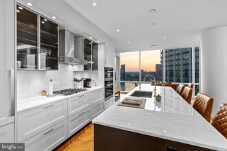 300 International Drive in Baltimore, MD - Building Photo - Building Photo