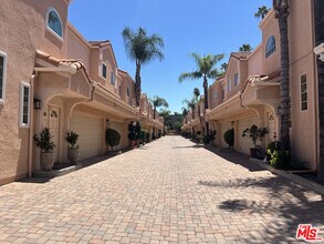 5200 White Oak Ave in Los Angeles, CA - Building Photo - Building Photo