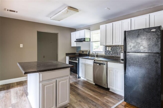 2833 Cardo Dr NW in Atlanta, GA - Foto de edificio - Building Photo