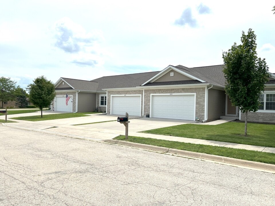 855 Meadow Ln in Marengo, IL - Building Photo