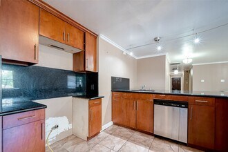 7711 Beechnut St in Houston, TX - Building Photo - Building Photo