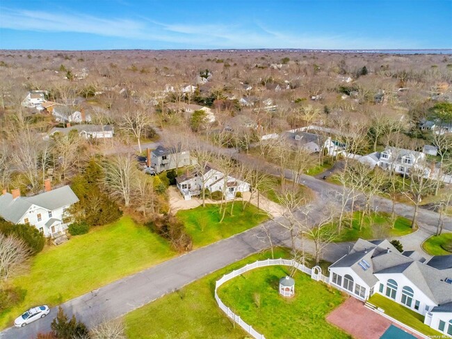 1 Canal Way in Hampton Bays, NY - Foto de edificio - Building Photo