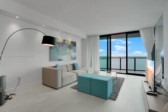460 NE 28th St, Unit 2806 in Miami, FL - Foto de edificio - Building Photo