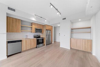 555 NE 8th St, Unit 0705 in Fort Lauderdale, FL - Building Photo - Building Photo