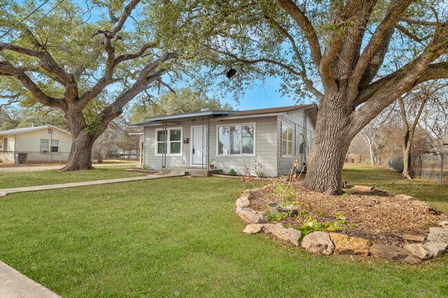 502 22nd St in Hondo, TX - Building Photo - Building Photo