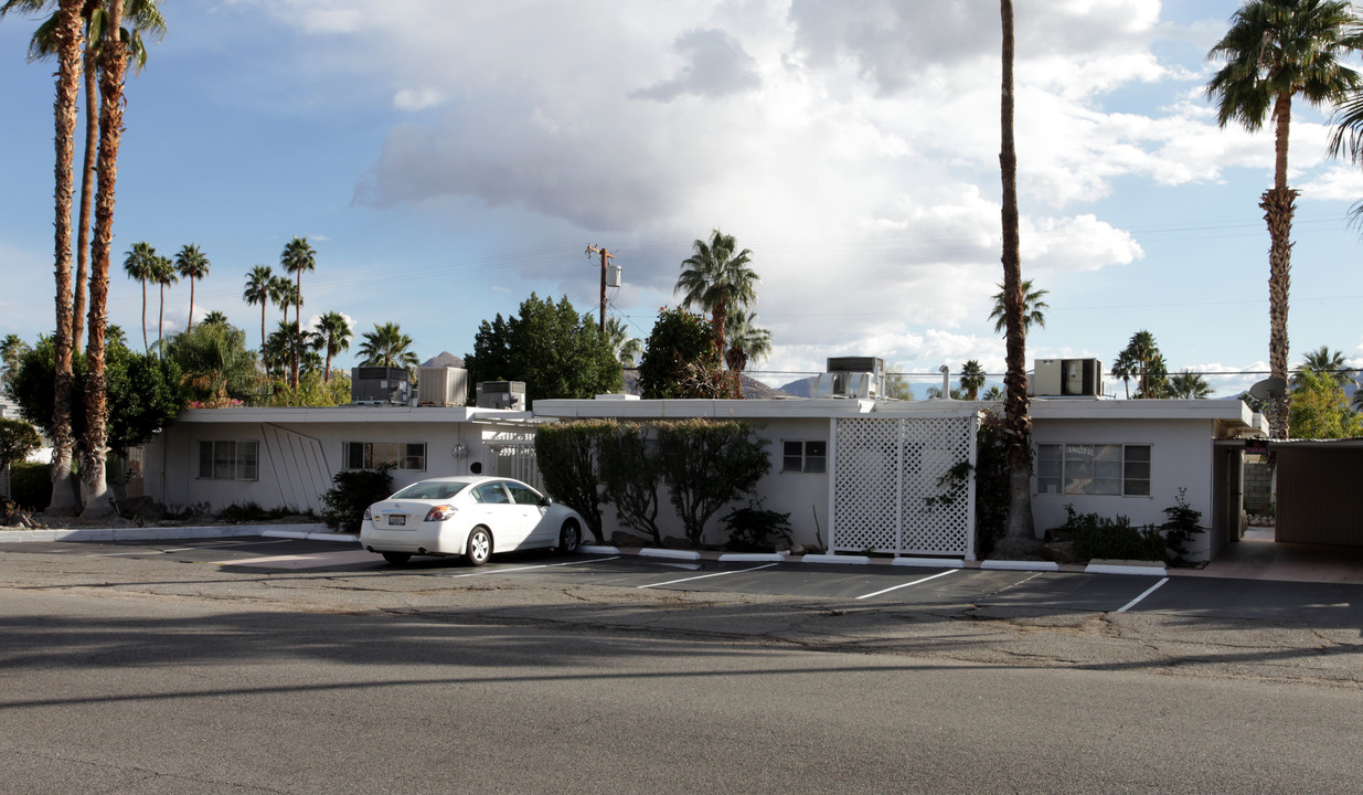 725 E San Lorenzo Rd in Palm Springs, CA - Building Photo