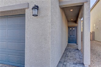 10040 S Ullom Dr in Las Vegas, NV - Building Photo - Building Photo