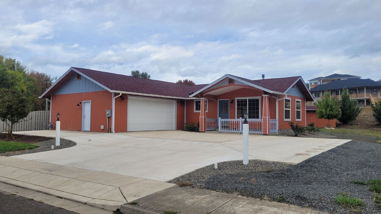 13130 Lookingglass Rd in Winston, OR - Foto de edificio