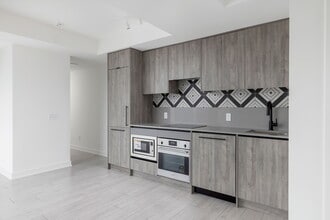 5 Lakeview Ave in Toronto, ON - Building Photo - Building Photo