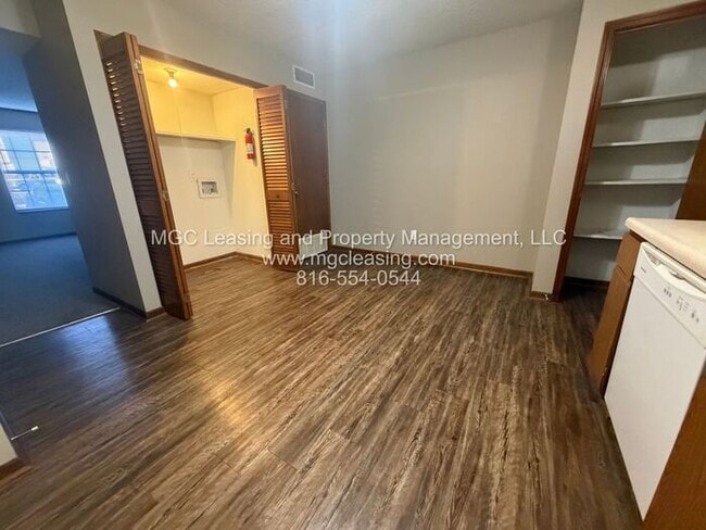 206 NW Woods Chapel Rd in Blue Springs, MO - Building Photo - Building Photo