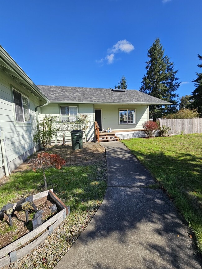 9526 Bridge Rd SE in Yelm, WA - Building Photo - Building Photo