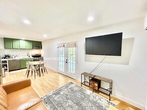 8633 Westglen Dr in Dallas, TX - Foto de edificio - Building Photo