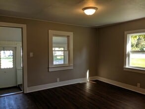 327 Taylor St in Pecatonica, IL - Building Photo - Building Photo