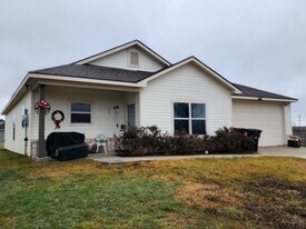 105 Macaw Ave in Schulenburg, TX - Building Photo