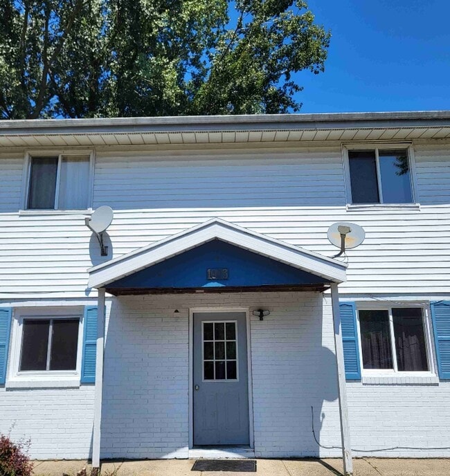 1003 Colonial Dr, Unit 1 in Benton Harbor, MI - Foto de edificio - Building Photo