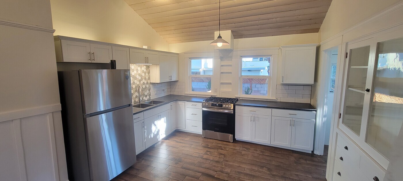 144 S Ash St in Ventura, CA - Building Photo
