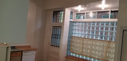 905 N Rockwell St, Unit 1 in Chicago, IL - Foto de edificio - Building Photo