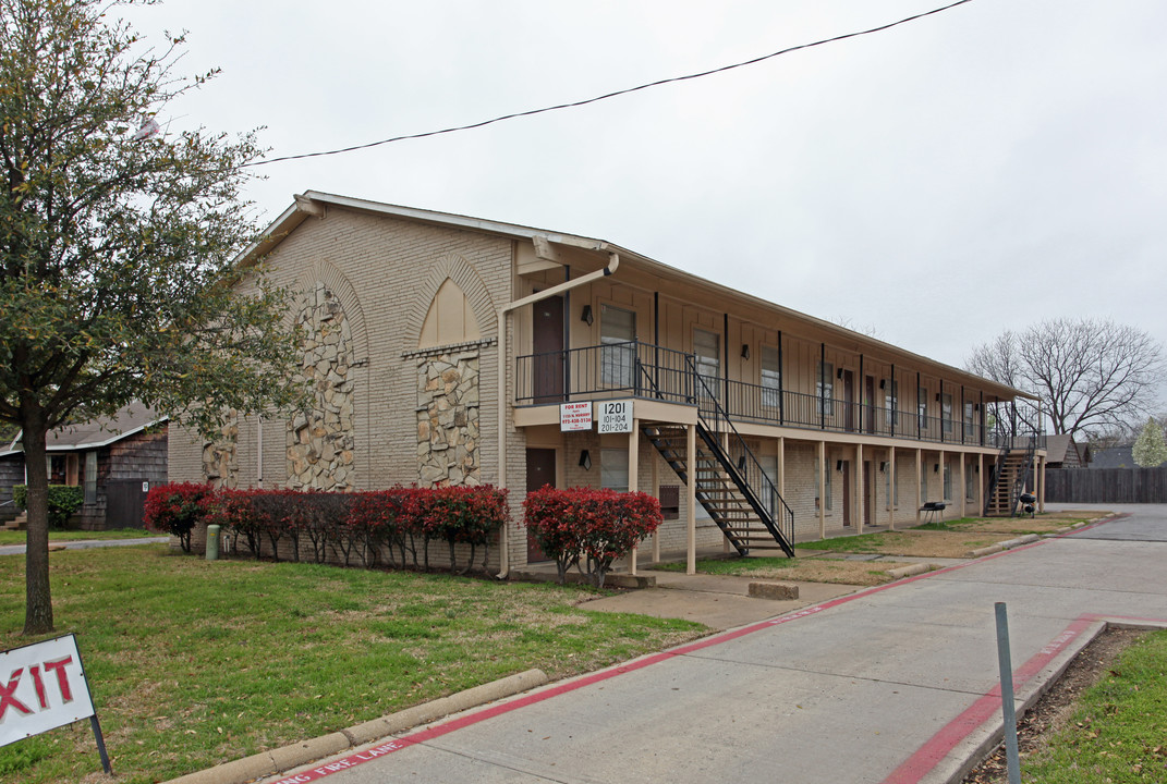 1201 N Nursery Rd in Irving, TX - Foto de edificio