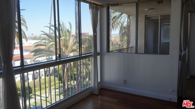 137 S Palm Dr in Beverly Hills, CA - Building Photo - Building Photo