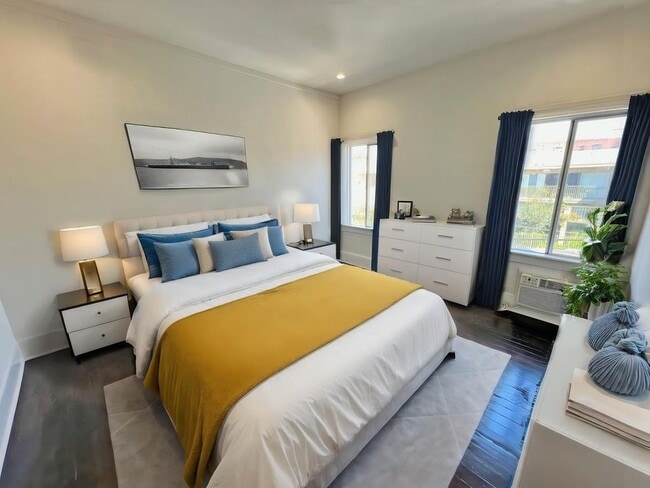 2801 San Marino St in Los Angeles, CA - Foto de edificio - Building Photo