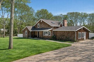 4 Stuart Ct in Hampton Bays, NY - Building Photo