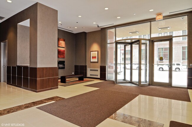 200 N Jefferson St in Chicago, IL - Building Photo - Building Photo