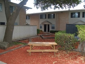 Huntington Townhomes in Richardson, TX - Foto de edificio - Building Photo