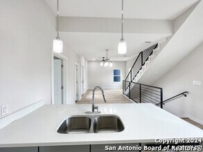 100 Lewis St in San Antonio, TX - Building Photo - Building Photo