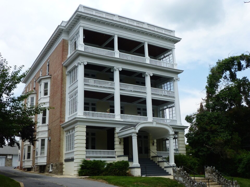 673 Oak Hill Ave in Hagerstown, MD - Building Photo