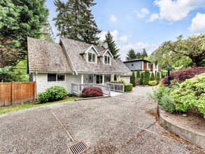 6960 93rd Ave SE in Mercer Island, WA - Building Photo - Building Photo