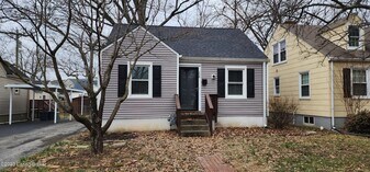 208 Colonial Dr in Louisville, KY - Building Photo