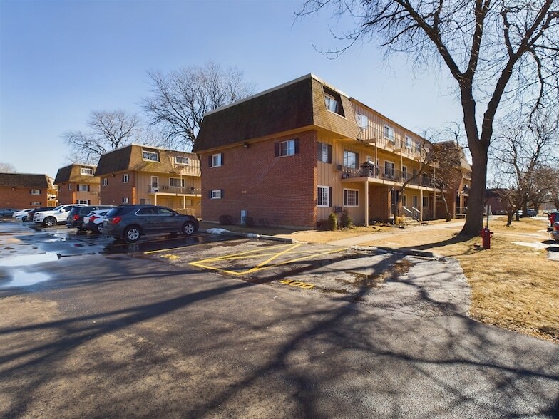 2510 W Algonquin Rd, Unit 15 in Rolling Meadows, IL - Building Photo