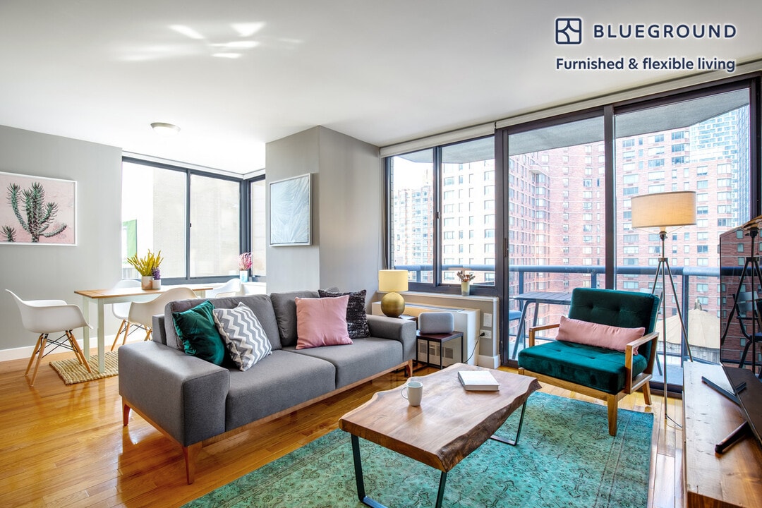 235 W 48th St in New York, NY - Building Photo