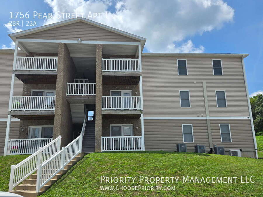 1756 Pear St in Harrisonburg, VA - Building Photo