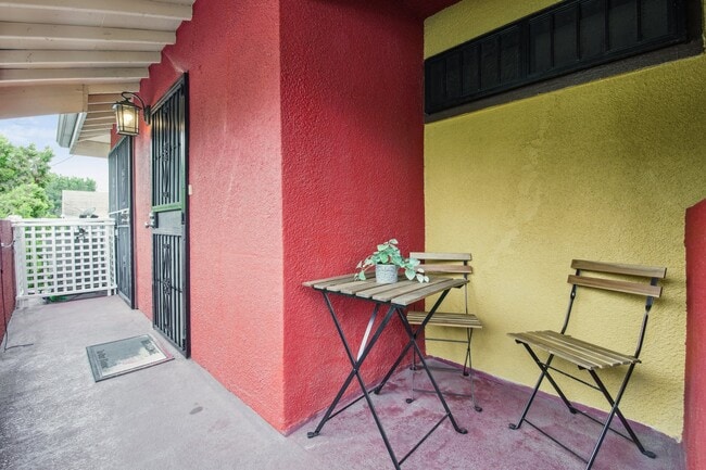 1079 Laguna Ave in Los Angeles, CA - Building Photo - Building Photo
