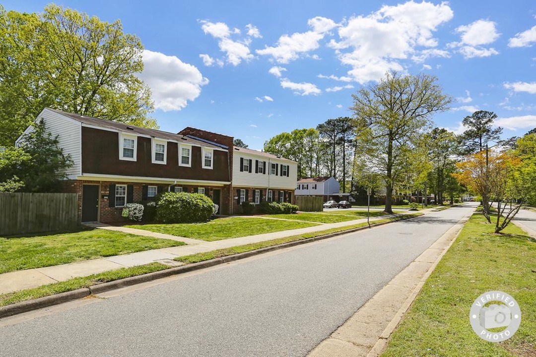 Hickory Point Townhomes in Newport News, VA - Building Photo