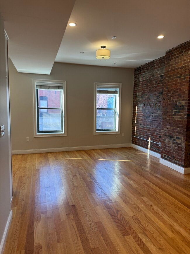 151 Meridian St, Unit 2 in Boston, MA - Building Photo - Building Photo