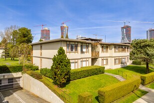 Oakridge Gardens in Vancouver, BC - Building Photo