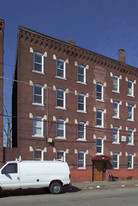 121-123 Clemente St in Holyoke, MA - Foto de edificio - Building Photo