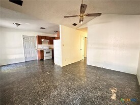 317 Yale St in San Marcos, TX - Building Photo