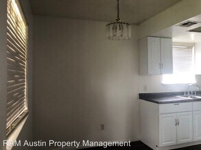 1105 N Meadows Dr in Austin, TX - Foto de edificio - Building Photo