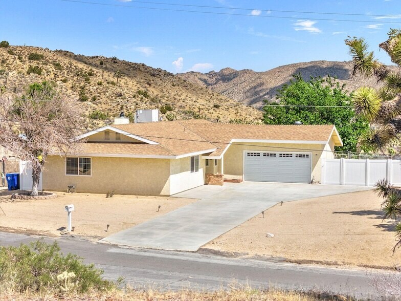 56034 Desert Gold Dr in Yucca Valley, CA - Foto de edificio