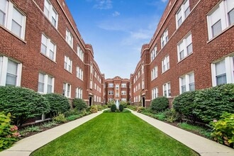 1346 W Estes Ave, Unit 2E in Chicago, IL - Building Photo - Building Photo