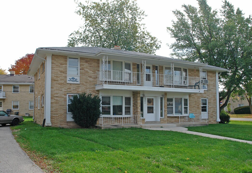 3901 Wyoming Way in Racine, WI - Building Photo