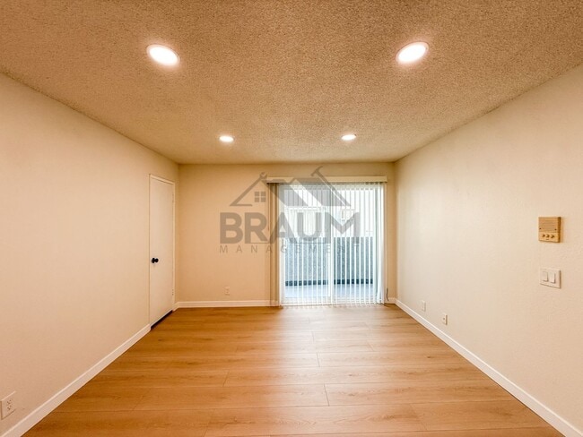 11007 Hartsook St in Los Angeles, CA - Foto de edificio - Building Photo