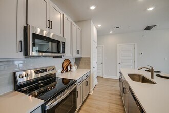 517 Emory Crossing Blvd in Hutto, TX - Foto de edificio - Building Photo