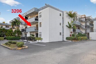 2465 SW 18th Ave in Miami, FL - Foto de edificio - Building Photo